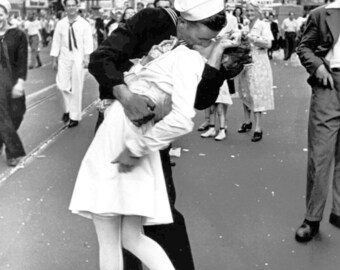 VJ Day Kiss in Times Square 1945 Colorized