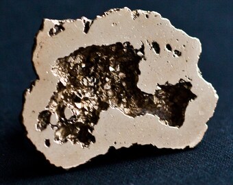 Bronze double finger ring.