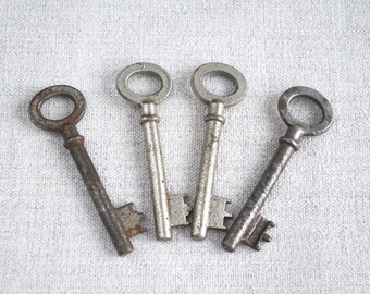 Vintage skeleton key set of 4 lot of Antique keys old keys Steampunk keys Rustic decor cottage decor industrial loft wedding keys soviet