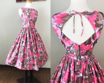 Vintage 1950s Dress / Cotton / Pink floral print / Keyhole back / 50s Dress