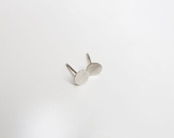 Flat round Stud earrings - Sterling silver simple earrings EE010