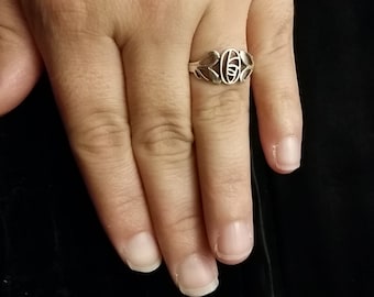 R 219 Sterling silver abstract flower ring. approx size 7 1/2