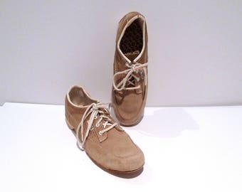 Hyde Suede Bowling Shoes Vintage Tan / Khaki Bowling Shoes Perforated Panel Womens Size 9 1970s Rockabilly Hipster Plattermatter