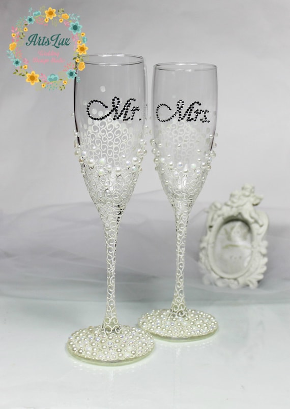 Personalized Wedding Champagne Glin Ivory White Hand Painted Wedding Flutes Pearls Wedding Favor Wedding Toasting Flutes Wedding Gift Personalized Wedding Champagne Glin Ivory White Hand Painted Wedding Flutes Pearls Wedding Favor Wedding Toasting Flutes Wedding Gift