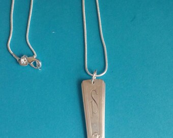 Silver plate necklace with an 'S'