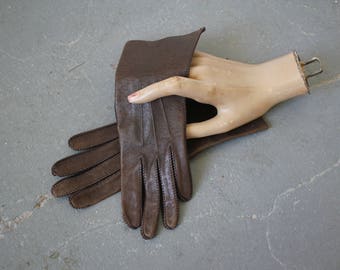 vintage 1940s gloves / 40s brown deerskin gloves / 40s leather driving gloves / 40s short leather gloves / mid length gloves / size 6 gloves
