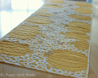 Pumpkin Table Runner, Quilted Fall Table Runner, Autumn Leaves Table Decor, Pumpkin Fall Leaf Table Topper, Orange Gold Table Runner