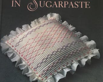 Vintage 1990 sugarpaste decoration how to book. SMOCKING IN SUGARPASTE by Cynthis Lynn. Fondant decorating book. Smocking on Fondant.