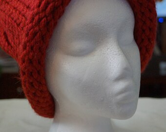 This beanie with pom-pom is made from high quality, heavyweight yarn. Garnet