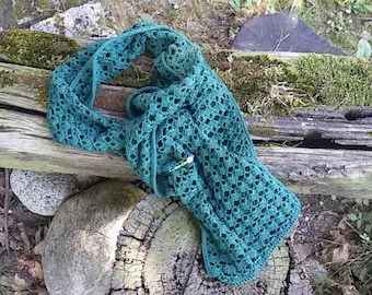 Crochet summer scarf in emerald green cotton. With decorative pin included