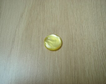 marbled yellow tail round button