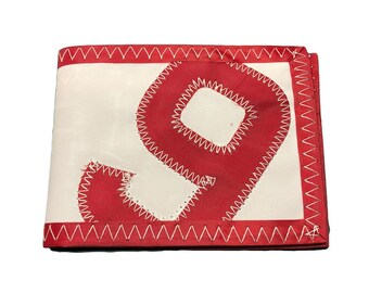Small wallet made of recycled sailcloth 9