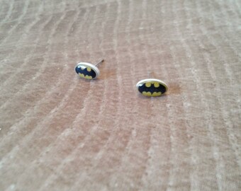 Small Batman stud earrings, comicbook earrings, wood earrings, superhero jewelry, Bat symbol earrings, bruce wayne stud earrings, justice jl