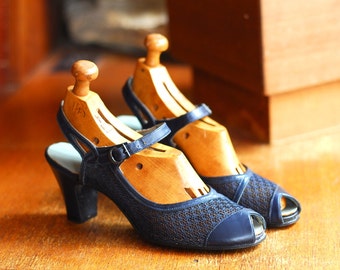 vintage 1940s shoes / 40s navy blue leather and mesh mary jane heels / size 7.5 narrow