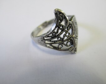 Vintage Jewelry filigree Ring size 8 silver toned no markings