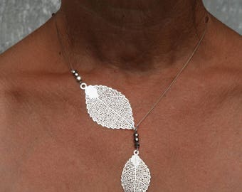Silver metal necklace with leaves