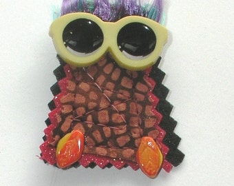 Quilted pin with yellow dark glasses