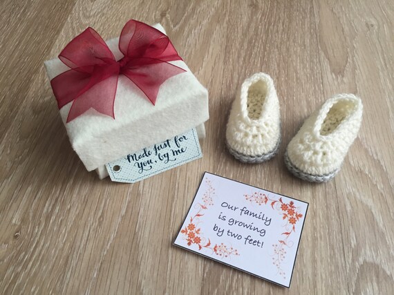 La grossesse annonce cadeau grand-parent révèlent chaussures