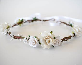 White floral crown. White bridal crown. Rustic flower crown. Wedding headpiece. Bridal flower crown. Bridal hair wreath. Bridesmaids circlet