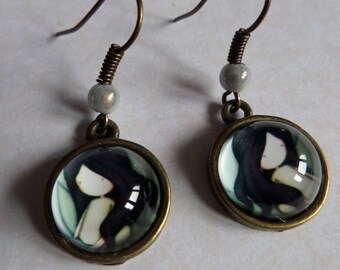 The small Lyly bronze antique White Pearl Earrings
