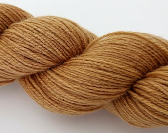 Natural plant dyed Polwarth sock yarn. Dyed with Yorkshire tea. Spun + superwash treated in the UK. 85:15 Polwarth/nylon