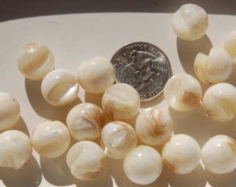 1 Mother of Pearl bead White Cream Brown 14mm
