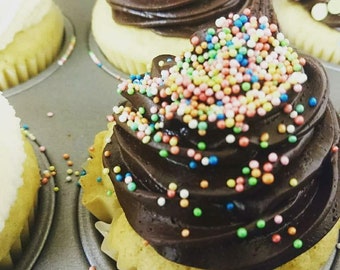 12 Vegan Vanilla Birthday Cupcakes