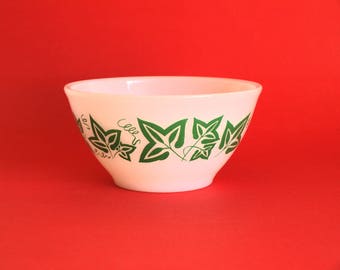 Agee Crown Pyrex Green Ivy Leaf Mixing Bowl - 60s Christmas Vines Garden 6" Nesting Bowl - Made in Australia