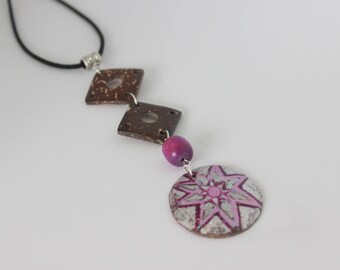 Original vertical necklace in purple and Brown coconut wood.