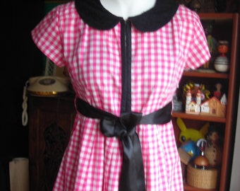 Vintage Summer Dress. Pink and White Gingham. Peter Pan Collar. Side Pockets. Minimal Sleeves. Size M. Junior. Lolita. Cotton. Pre Loved.