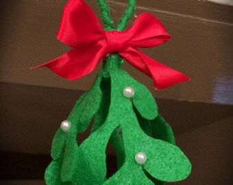 Merry Kissmas Felt Mistletoe