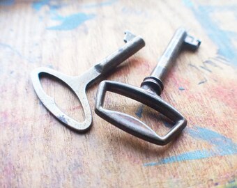 Mod Antique Brass Keys - Perfect Pendant Vintage Skeleton Keys