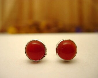 Stud Earrings in silver and carnelian.