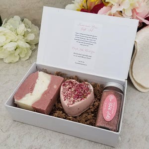 Bath Gift Set / All Natural Soap / Bath and Beauty Gift / Spa Kit / Rose Scented Bath Set / Gift for Women / Vegan Gift / Luxury Bath Set