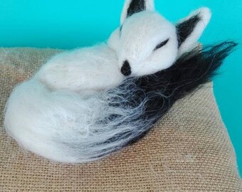 Needle felted fennec Fox/Arctic fox made of wool/unico/felt needle/felted