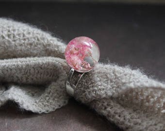Ring sphere 1.8 cm in resin and dried baby's breath roses flowers