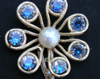 Vintage Flower brooch 1960's unsigned