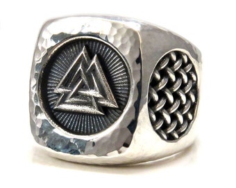 certain way to wear a valknut ring