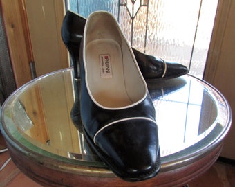 Vintage 1970's 1980's Shoes Ladies High Heels Designer Fabiani Italian Leather Pumps Navy Blue & White Size 38 EU