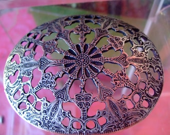 Silver engraved oval Locket * 7/8 cm *.