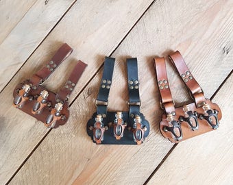 Belt Potion holder for 3 small bottles. Made of vegetal tanned leather for adventurers, steampunk, alchemist, healers or cosplay