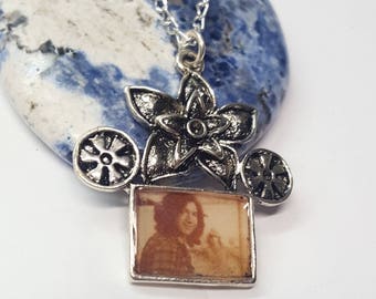 Jerry Garcia Necklace/ Grateful Dead Necklace/ DEad Head Gift/ Jerry Garcia Band/ Jerry Garcia Fan/ Grateful Dead JEwelry/ Grateful Dead Pin