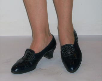 Dashing vintage navy day shoes, so 1930s, w/ornate tabs US 8 1/2 / UK 6 1/2