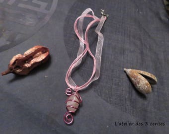 Pink aluminum wire and stone necklace