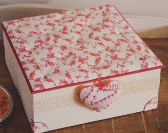 Instructions to make a box romantic fleece made of cardboard