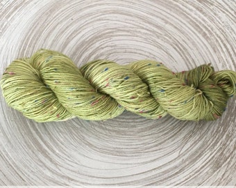 Nunki low tweedee wool size fingering, shades of lime green, hand dyed Merino Wool and nylon, 100g / 400 m