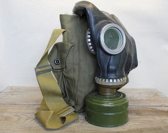 Vintage Soviet Army Gas Mask ... Military ... Halloween ... Gothik ... USSR ... Russian ... punk