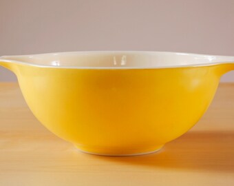 Vintage Town and Country yellow 443 pyrex 2 1/2 quart Cinderella bowl