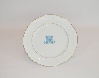 Oralie - 10" Double Gold Band Plate (shown with image #i122 - Small Blue Monogram)