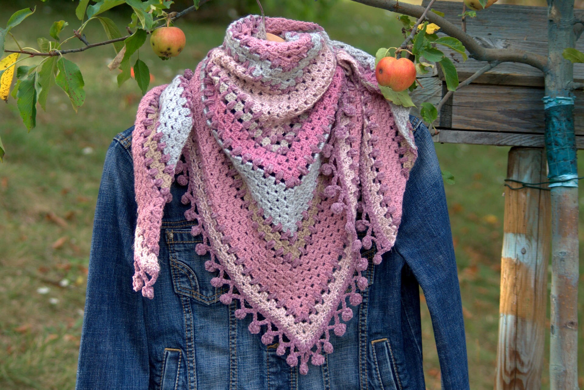 Châle chèche au crochet halfgranny square tons vieux rose